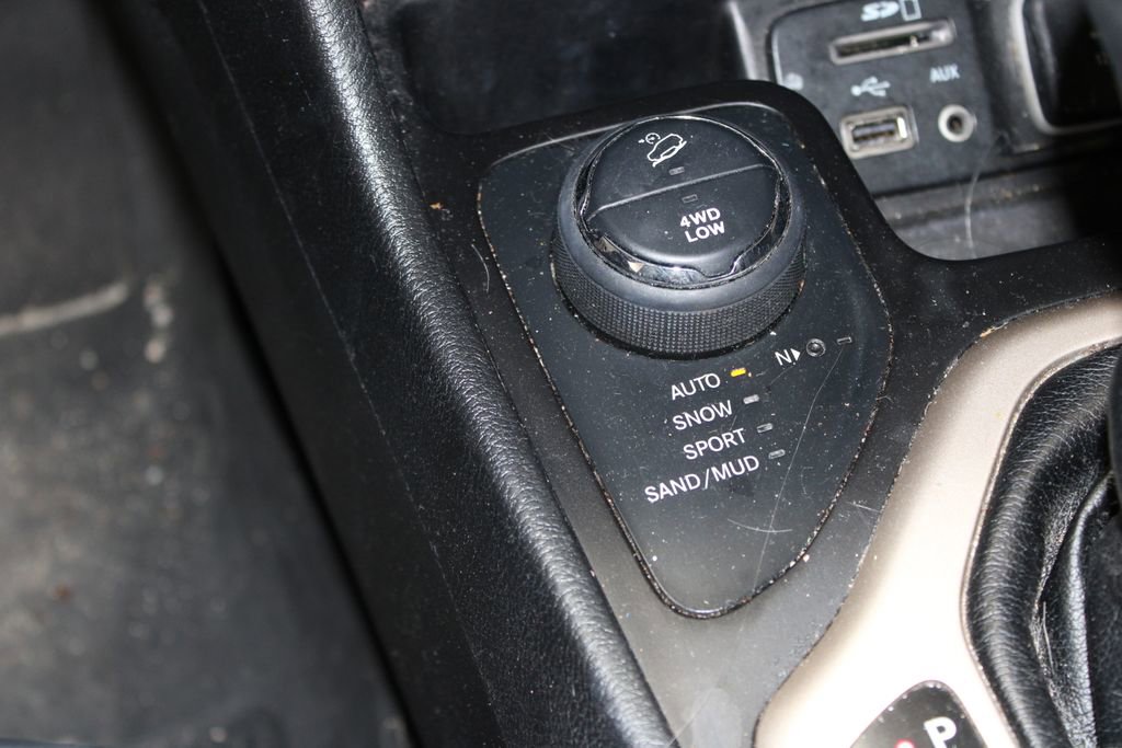 Used 2018 Jeep Cherokee Limited image 25