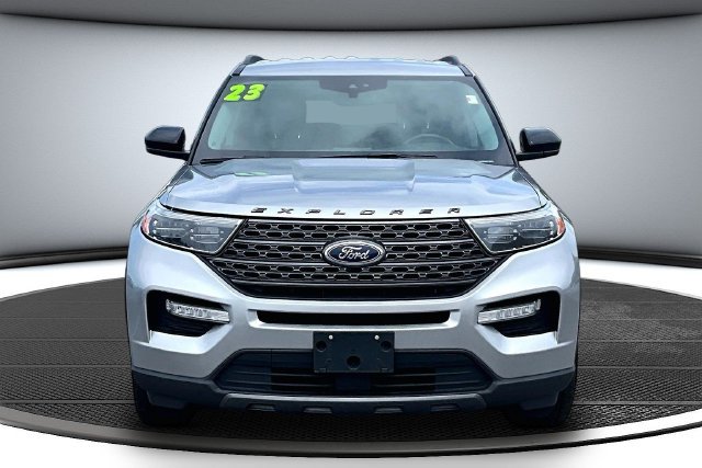 Used 2023 Ford Explorer XLT w/ Equipment Group 202A AWD/4WD image 2