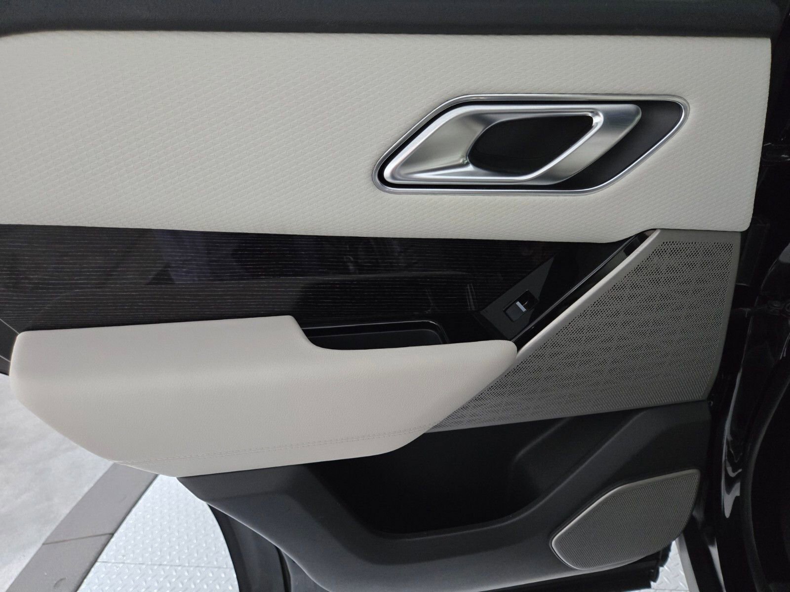 Used 2019 Land Rover Range Rover Velar R-Dynamic SE AWD/4WD image 20