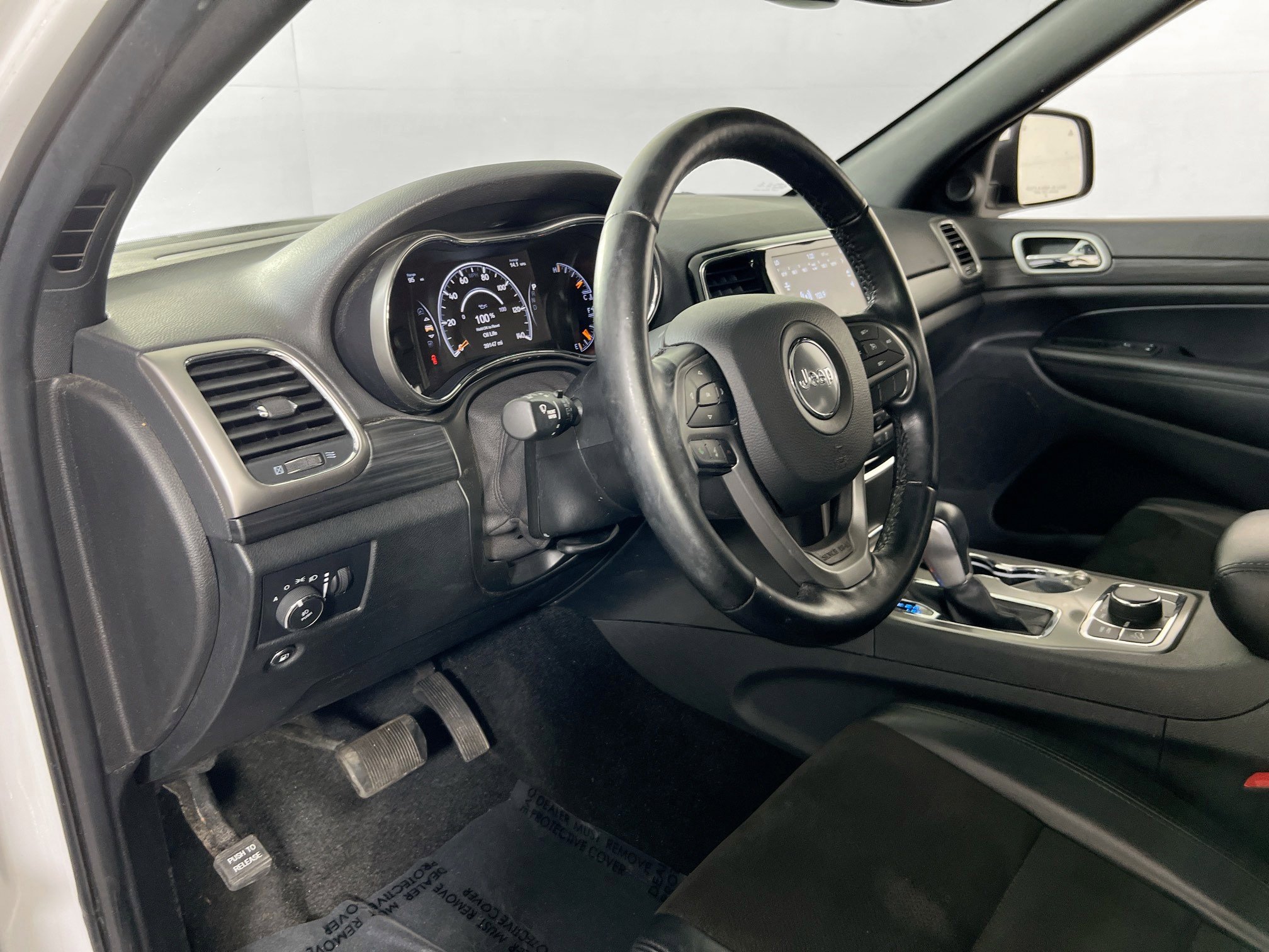 Used 2022 Jeep Grand Cherokee Laredo X image 9