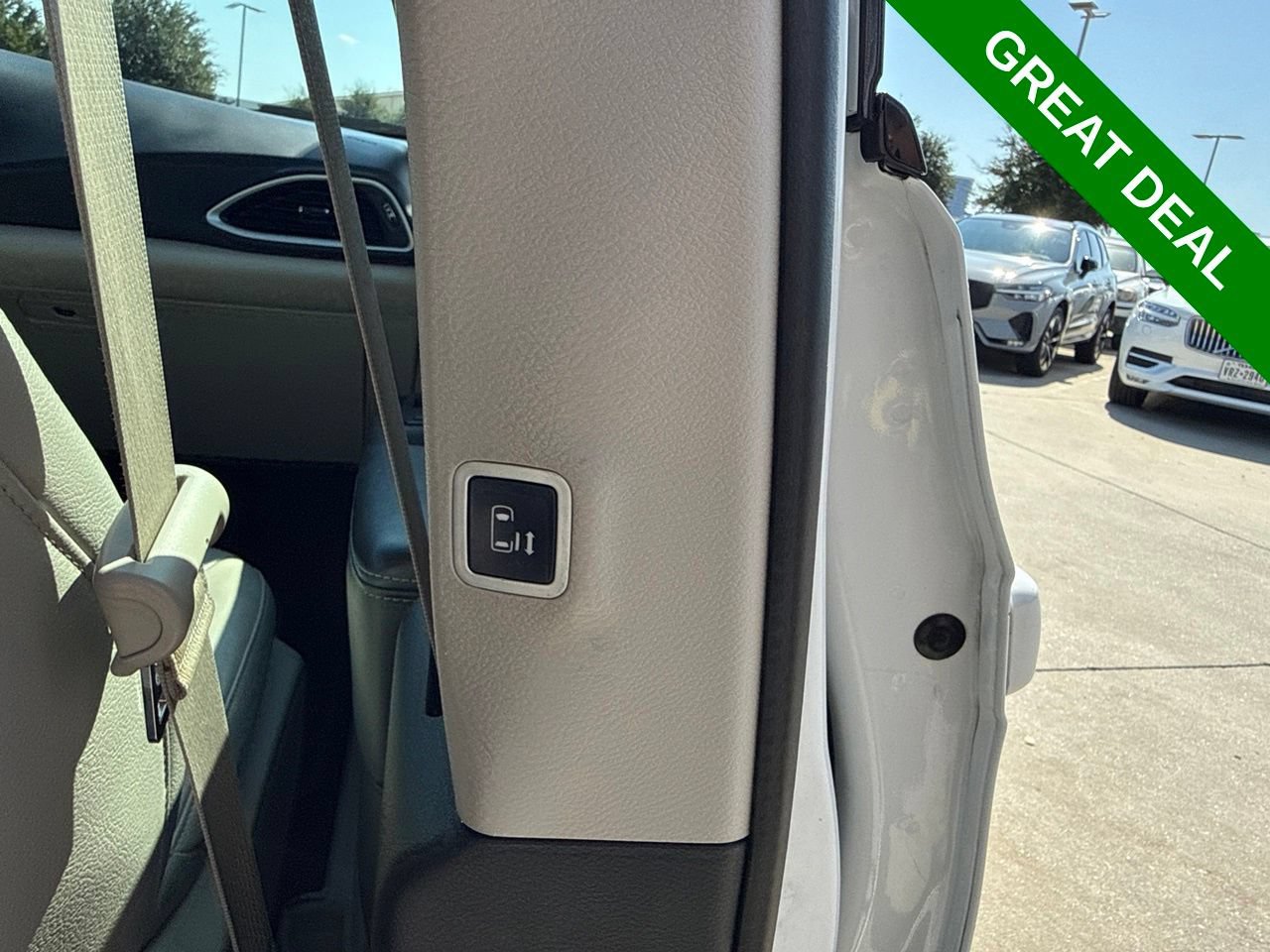 Used 2018 Chrysler Pacifica Touring-L FWD image 13