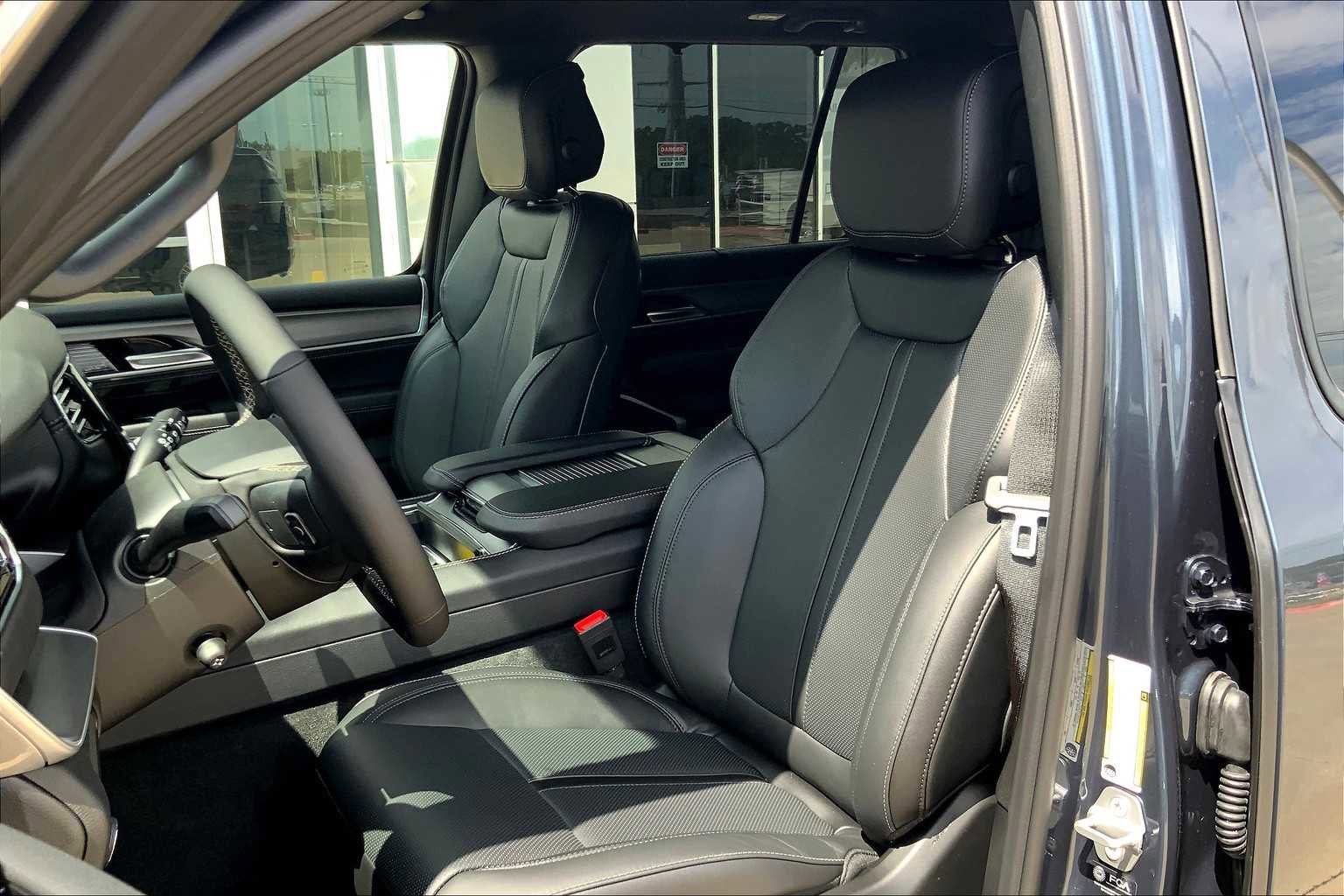 New 2025 Jeep Wagoneer 4WD w/ Convenience Group I image 9