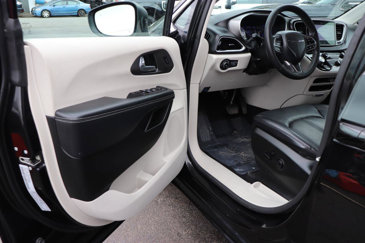 Used 2023 Chrysler Pacifica Touring-L image 10