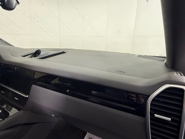 Used 2023 Porsche Cayenne Platinum Edition image 36