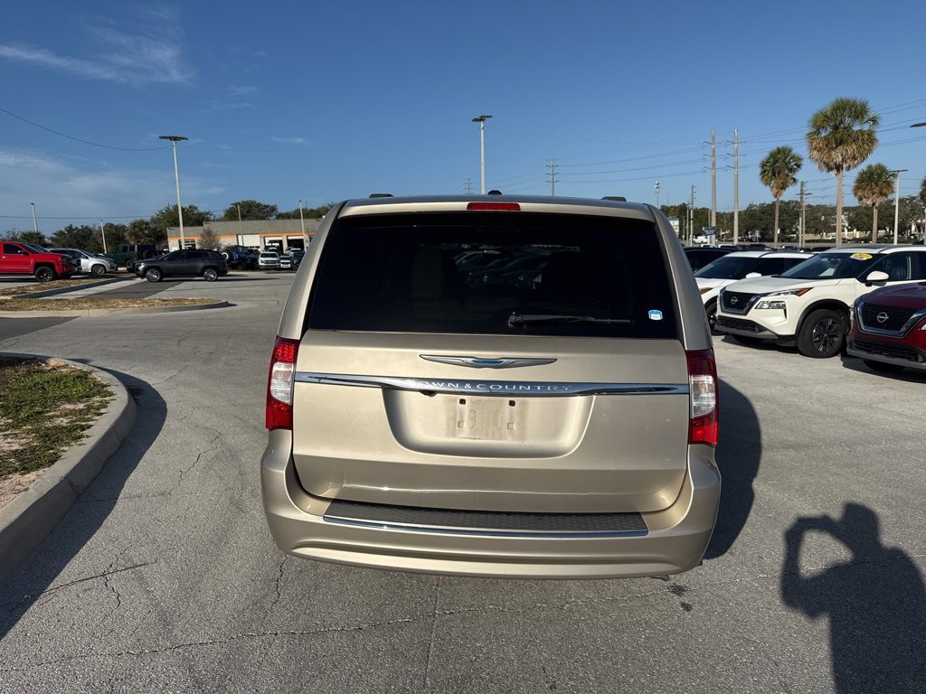 Used 2015 Chrysler Town & Country Touring image 3