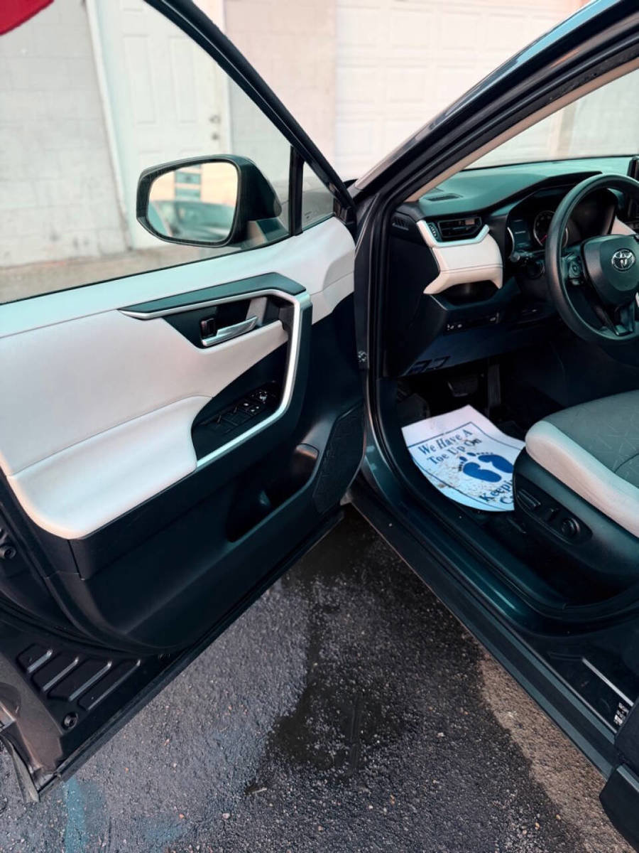 Used 2021 Toyota RAV4 XLE w/ Convenience Package image 9