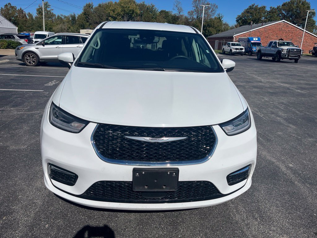 Used 2023 Chrysler Pacifica Touring-L FWD image 3