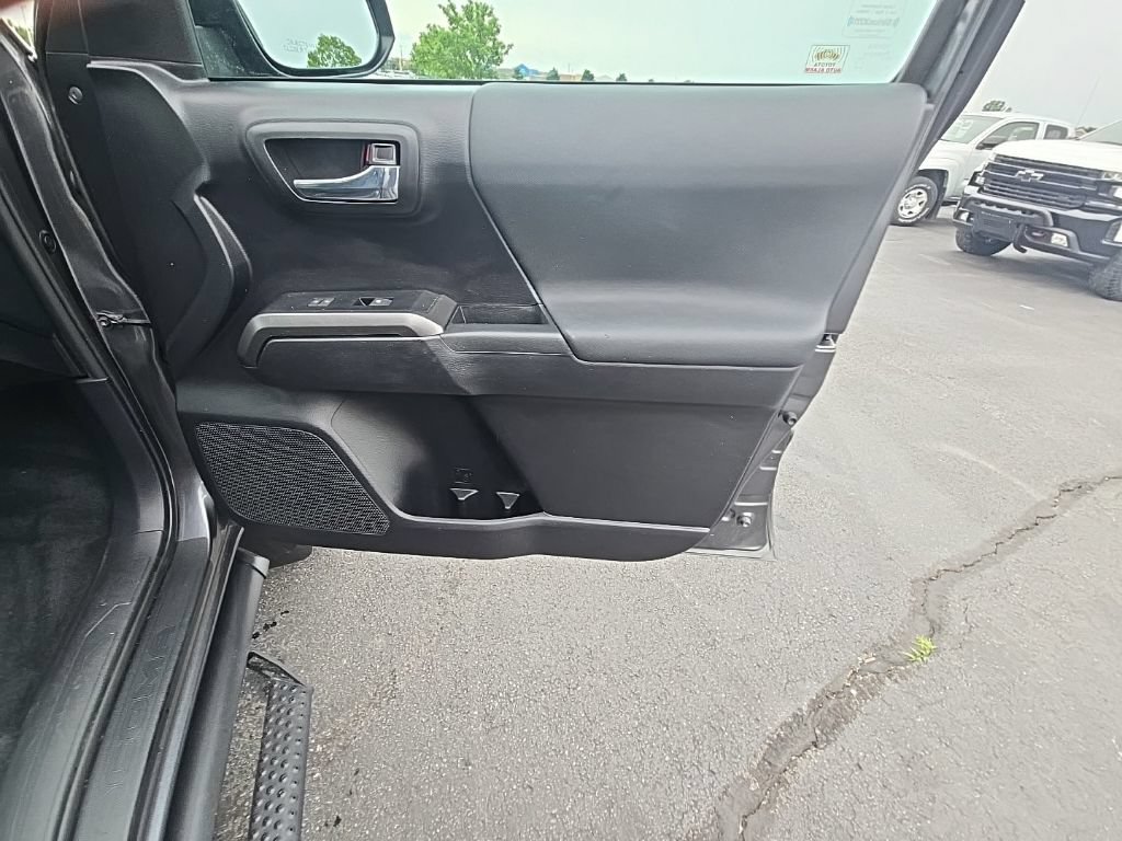 Used 2021 Toyota Tacoma TRD Sport AWD/4WD image 32