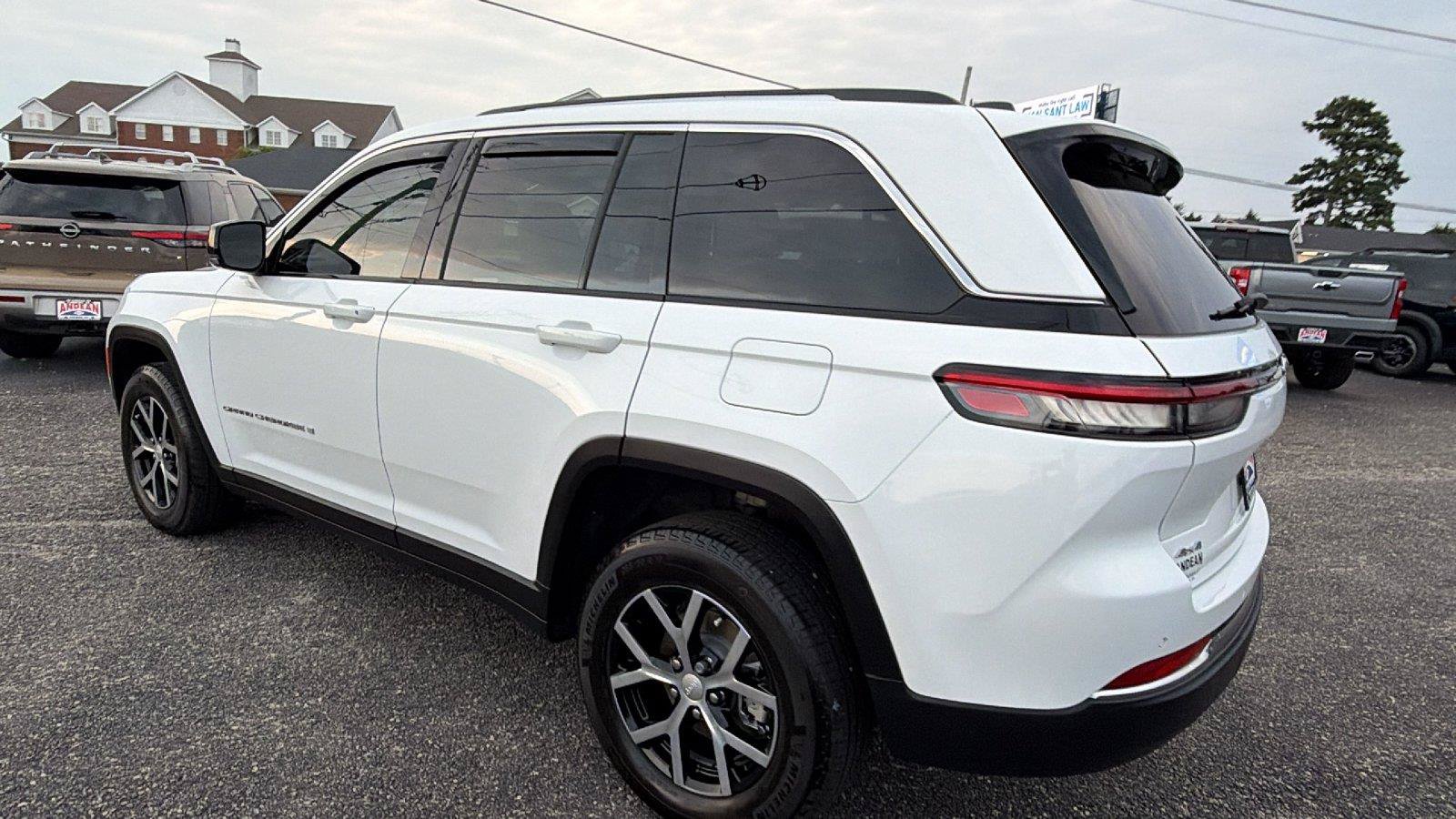 Used 2023 Jeep Grand Cherokee Limited AWD/4WD image 10