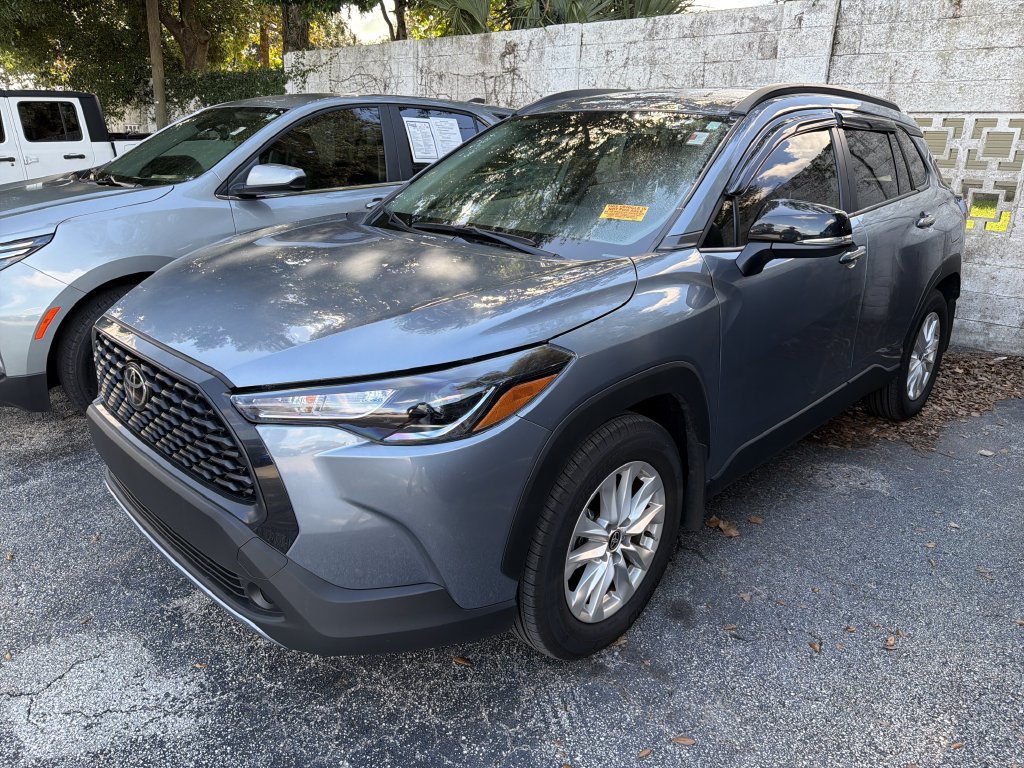 Used 2025 Toyota Corolla Cross LE FWD image 3
