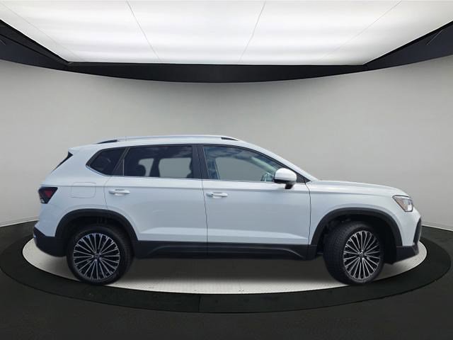 New 2025 Volkswagen Taos SE image 8