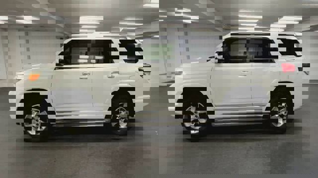 Used 2011 Toyota 4Runner SR5 w/ Convenience Pkg image 5