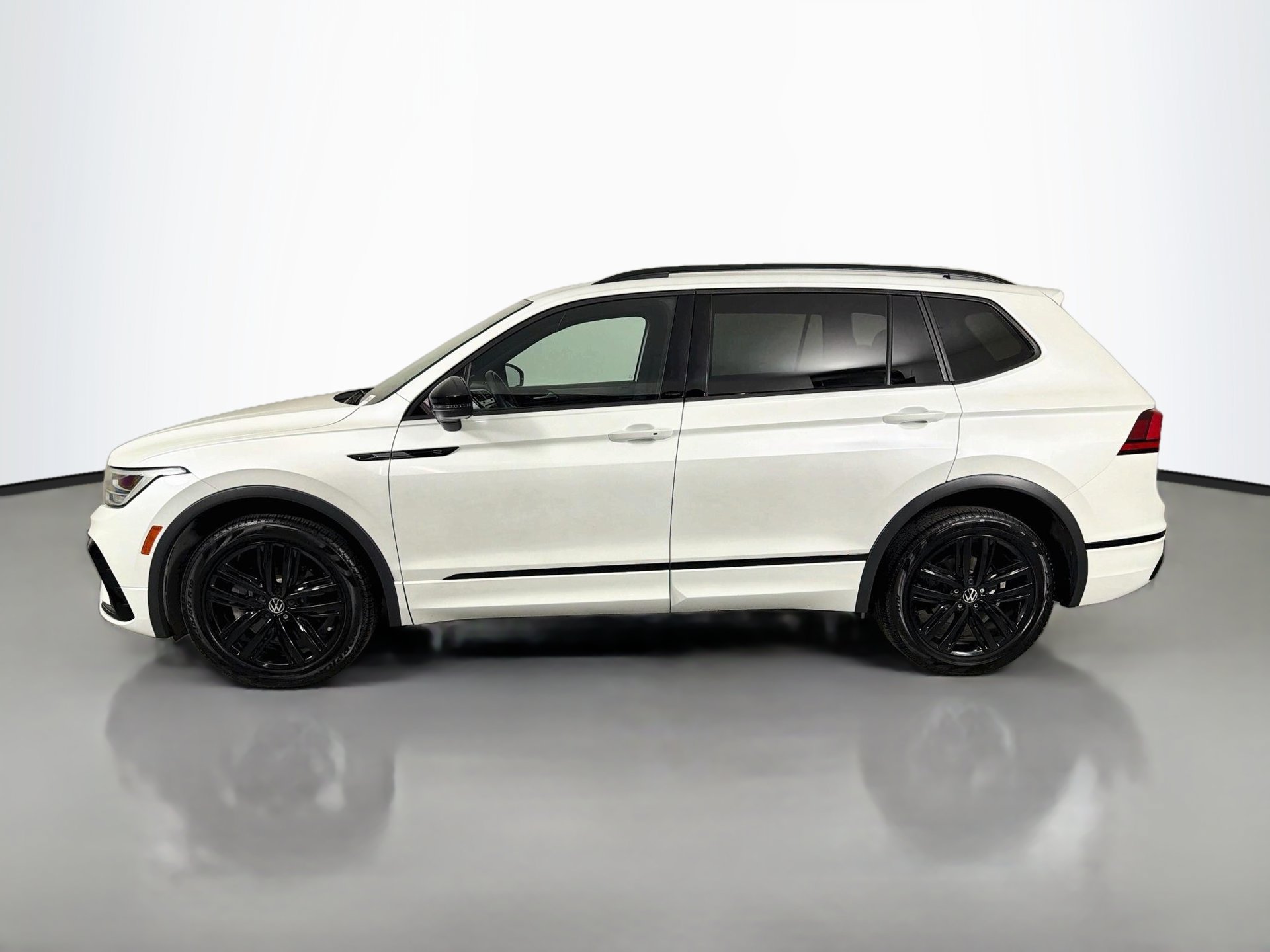 Certified 2022 Volkswagen Tiguan SE R-Line FWD image 8