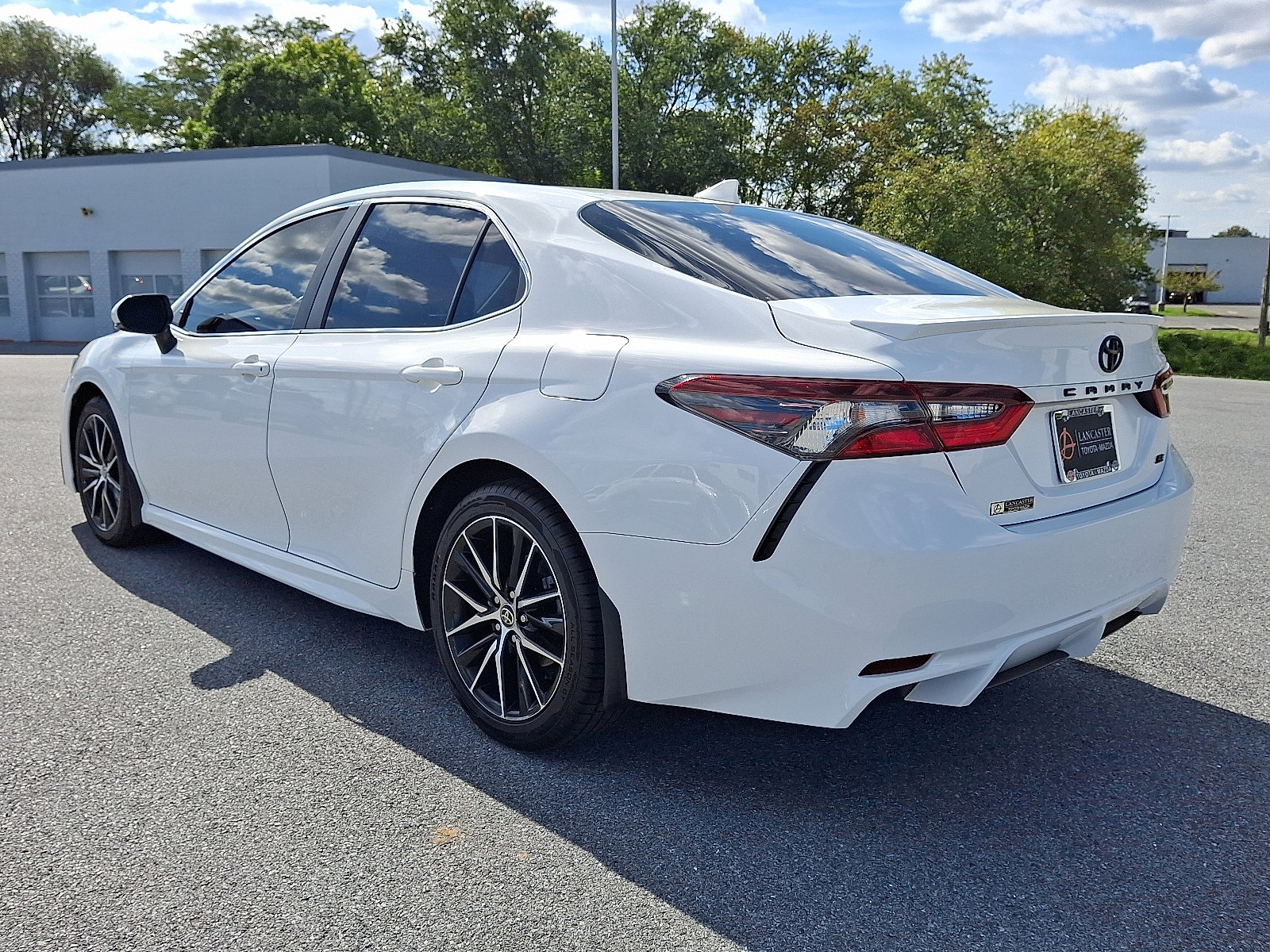 Certified 2022 Toyota Camry SE w/ Convenience Package image 5