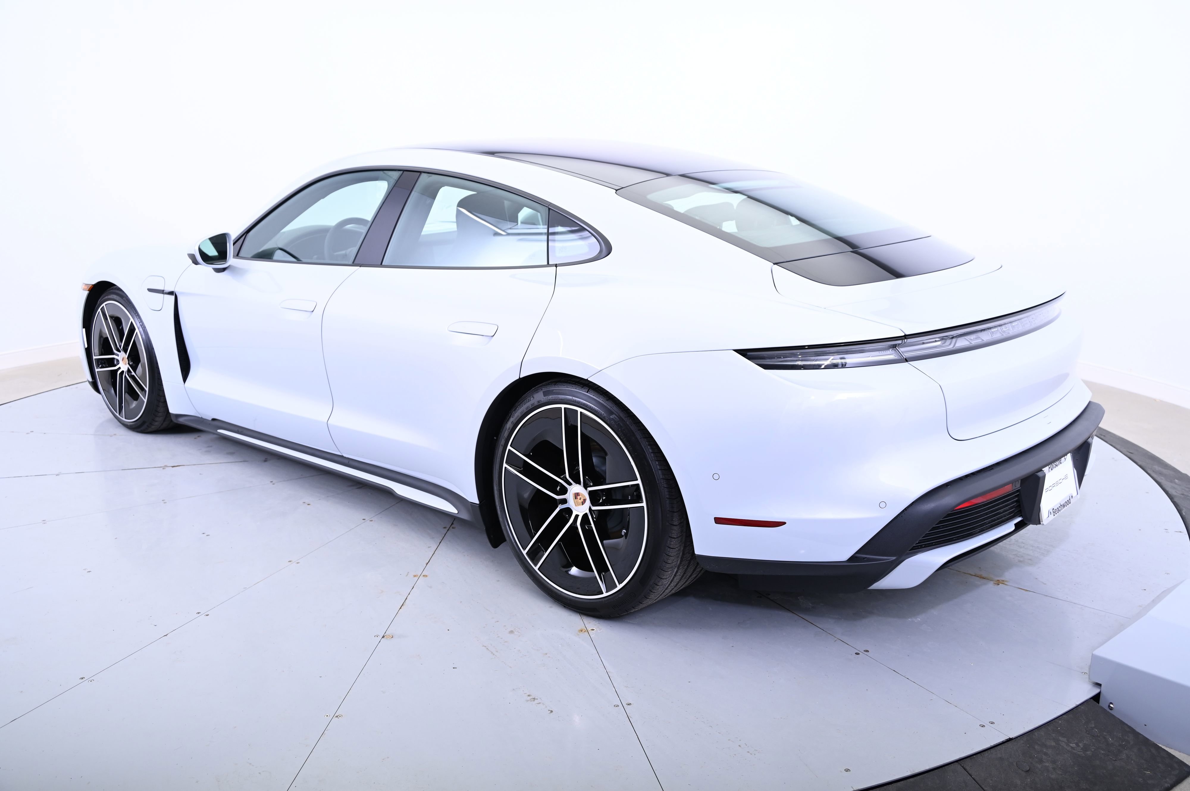 Used 2025 Porsche Taycan image 3