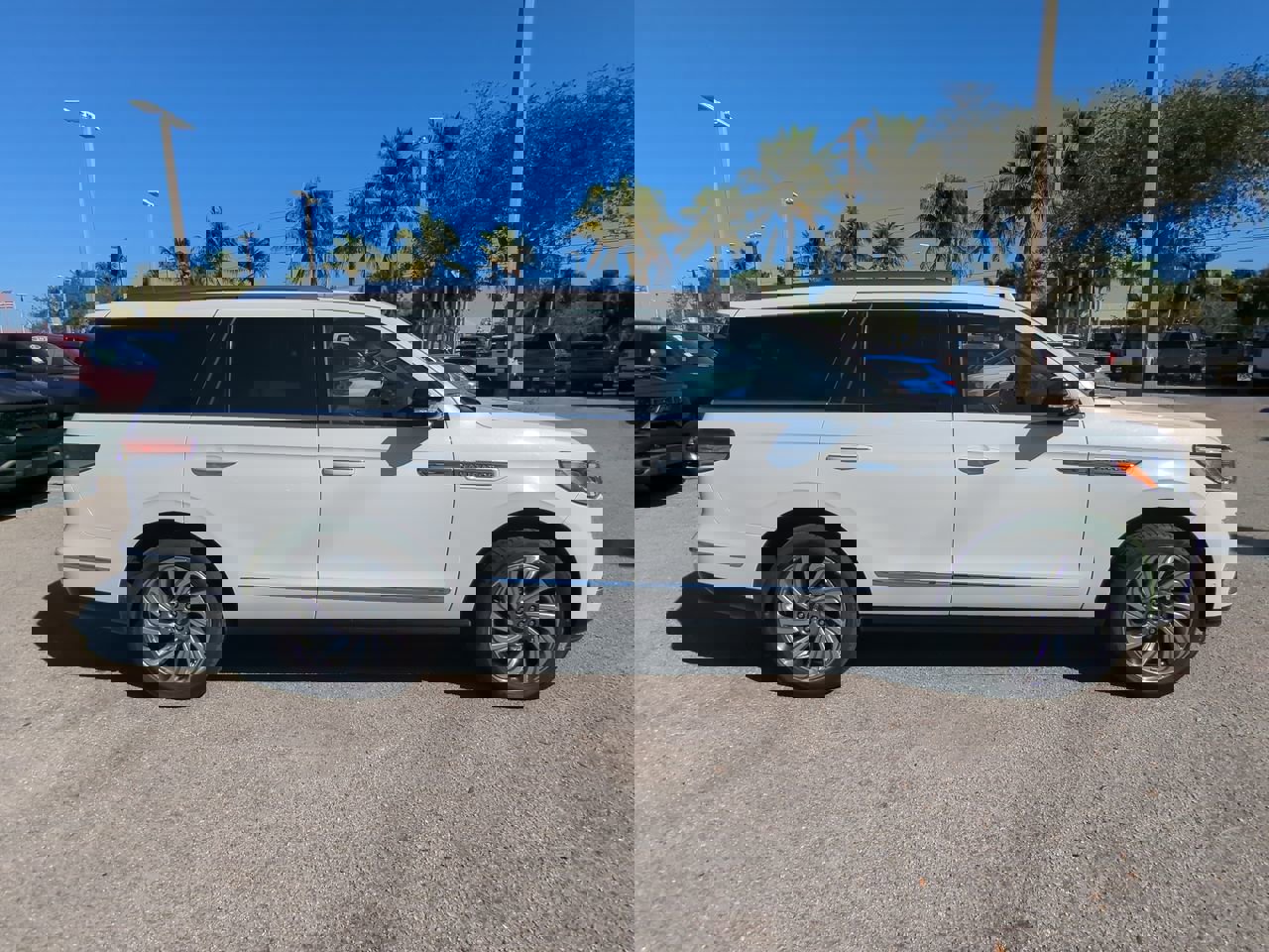 Used 2023 Lincoln Navigator Reserve image 4