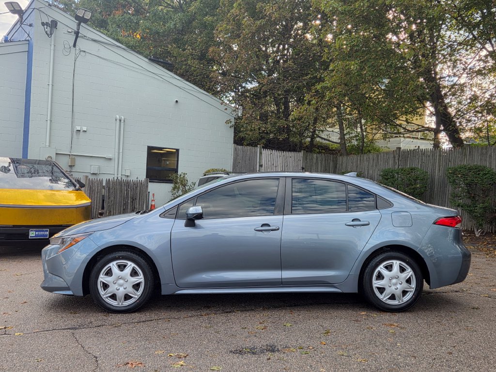 Used 2021 Toyota Corolla LE w/ Carpet Mat Package (TMS) FWD image 3
