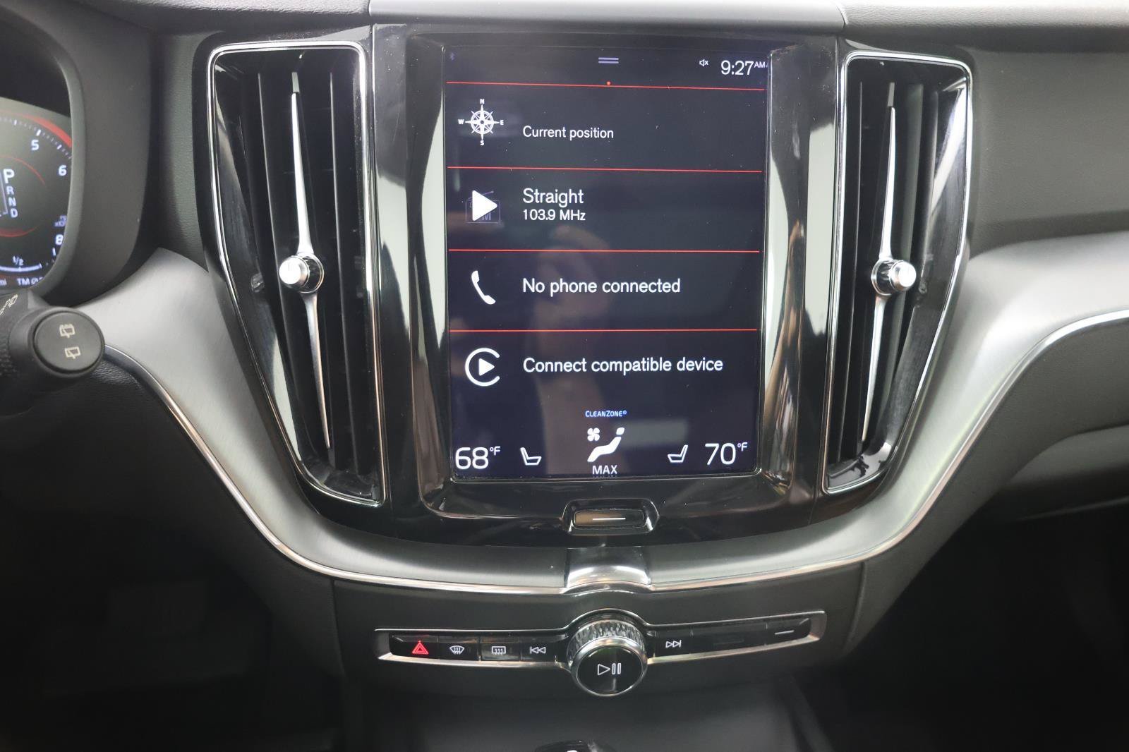 Used 2018 Volvo XC60 T5 Momentum w/ Vision Package AWD/4WD image 16