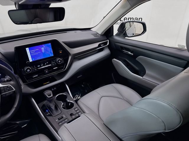 Used 2023 Toyota Highlander XLE AWD/4WD image 24