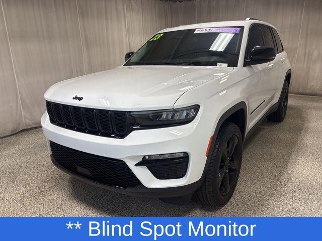 Used 2023 Jeep Grand Cherokee Limited w/ Black Appearance Package AWD/4WD image 7