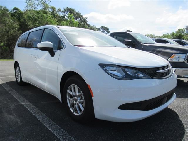 Used 2022 Chrysler Voyager LX image 1