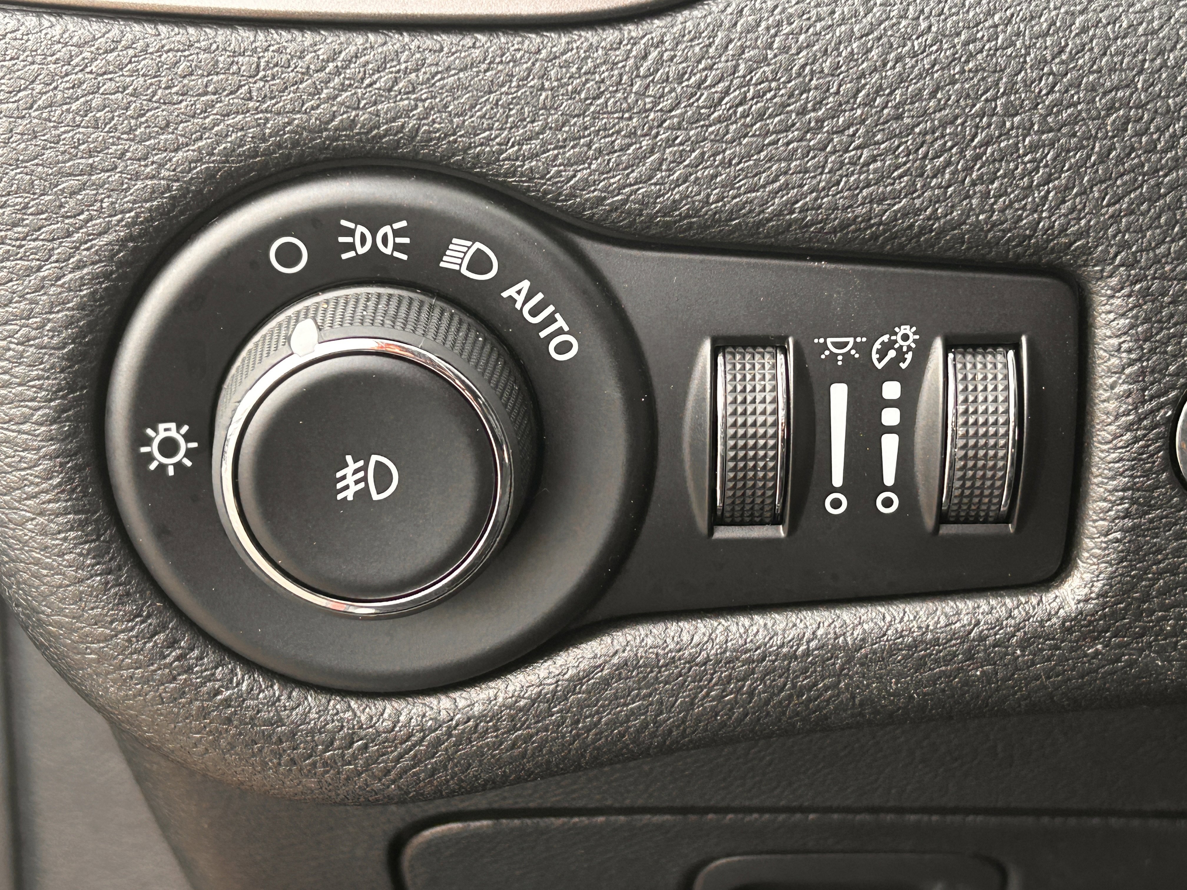 Used 2019 Jeep Cherokee Limited image 24