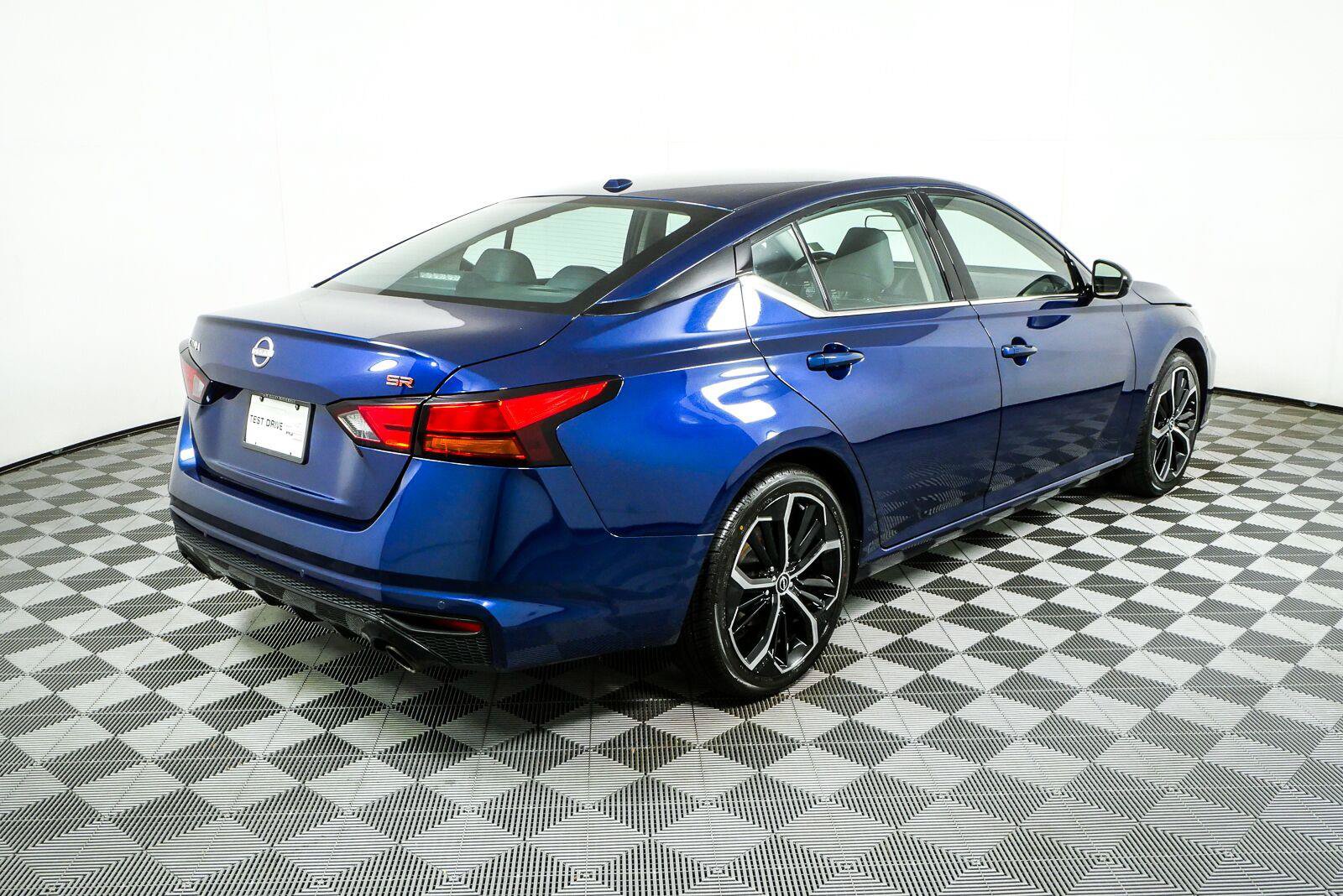 Used 2024 Nissan Altima 2.5 SR FWD image 2
