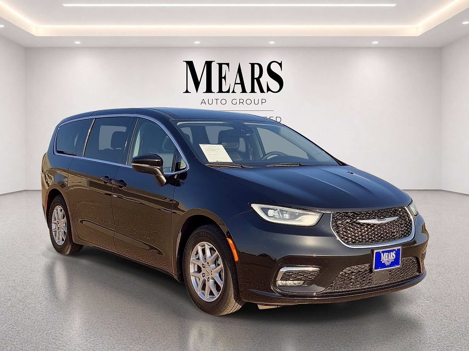 Used 2023 Chrysler Pacifica Touring-L FWD image 7