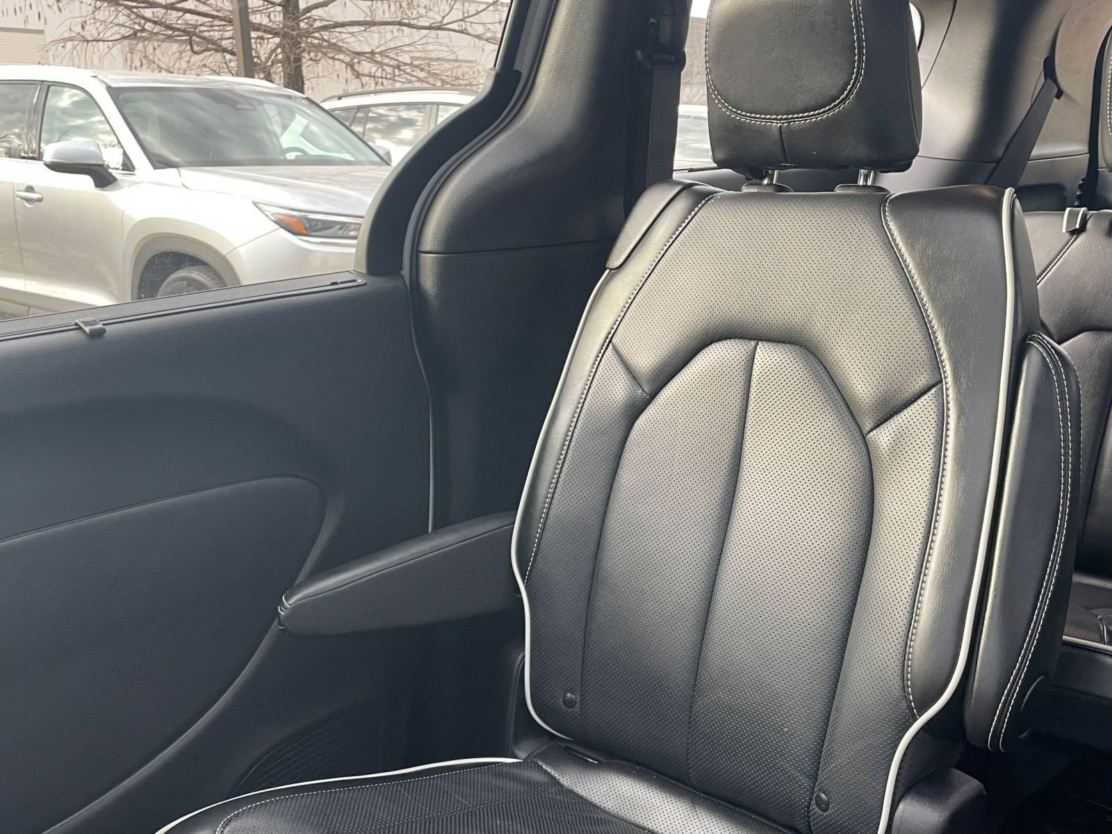 Used 2025 Chrysler Pacifica Limited image 46