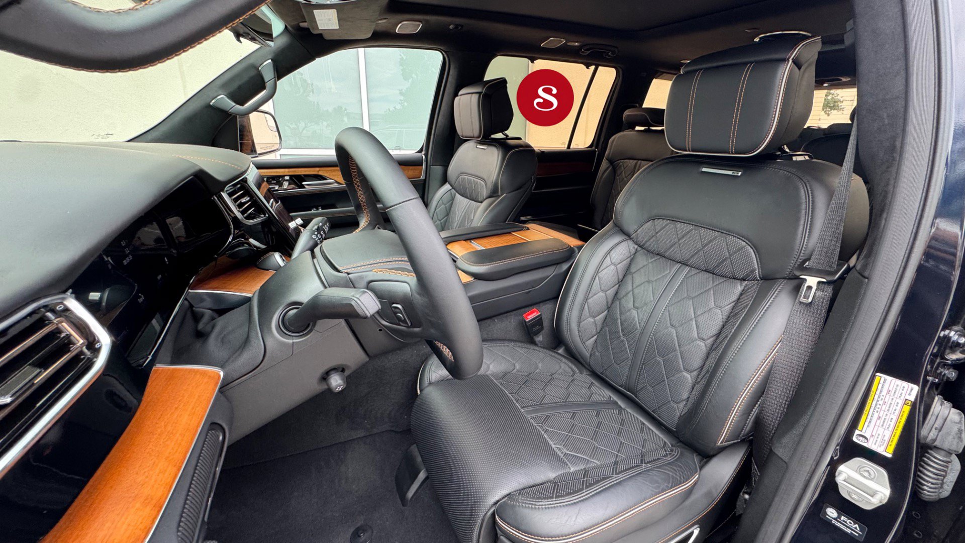 Used 2024 Jeep Grand Wagoneer Series III AWD/4WD image 12