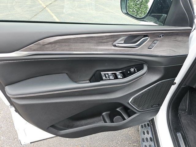 Used 2024 Jeep Grand Cherokee Overland w/ Luxury Tech Group IV AWD/4WD image 20
