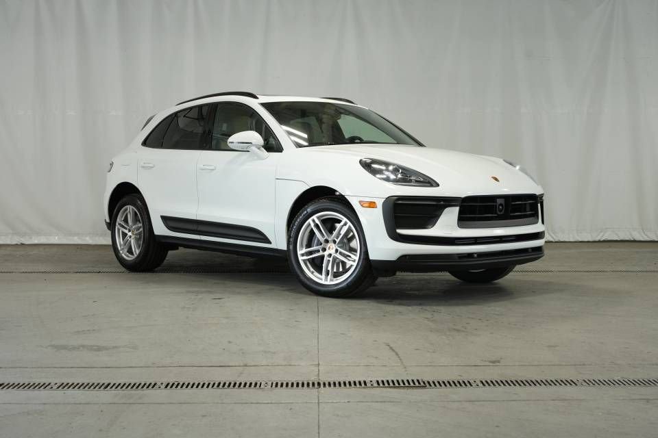 Certified 2025 Porsche Macan AWD/4WD image 9