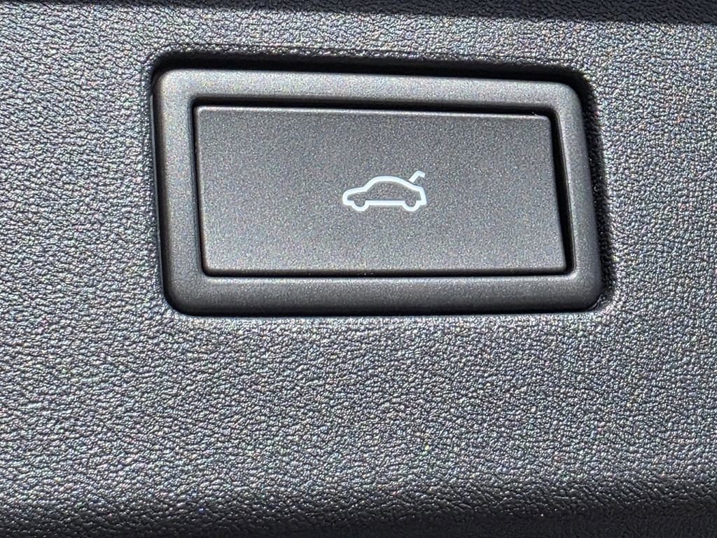 New 2026 Volkswagen Tiguan SE R-Line image 25