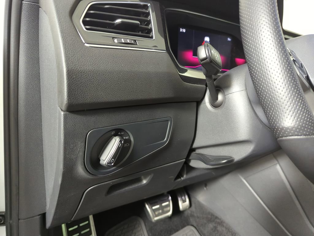 Used 2022 Volkswagen Tiguan SE R-Line image 26