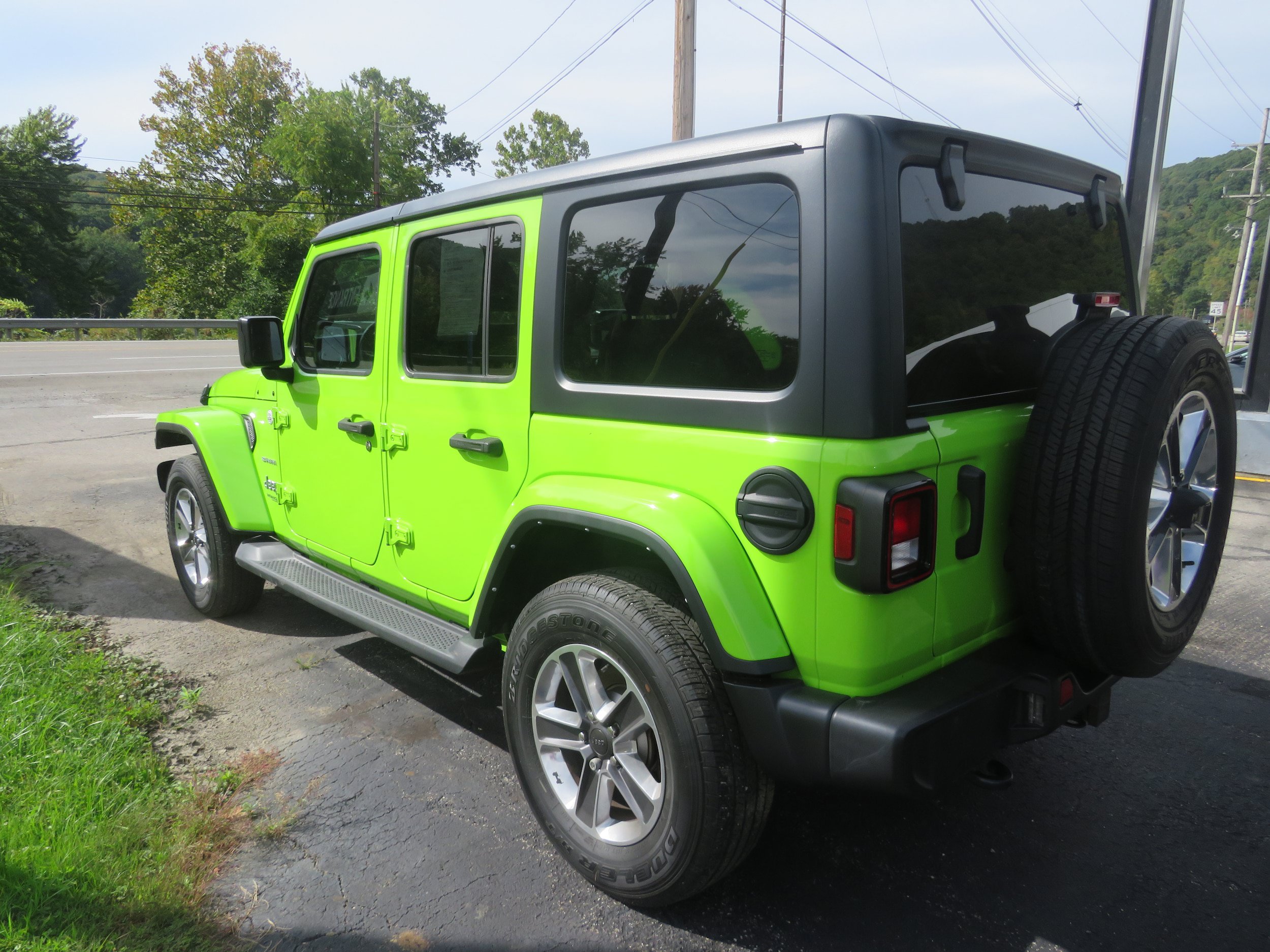Used 2021 Jeep Wrangler Unlimited Sahara AWD/4WD image 5