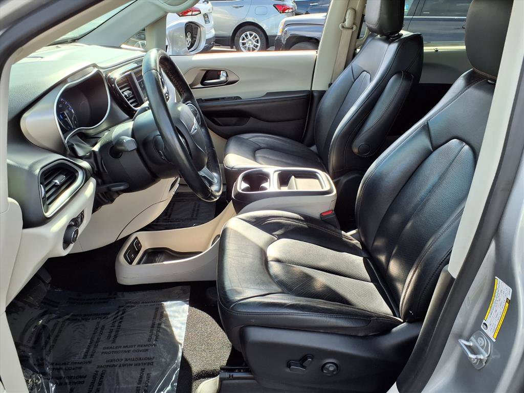 Used 2020 Chrysler Pacifica Touring-L image 4