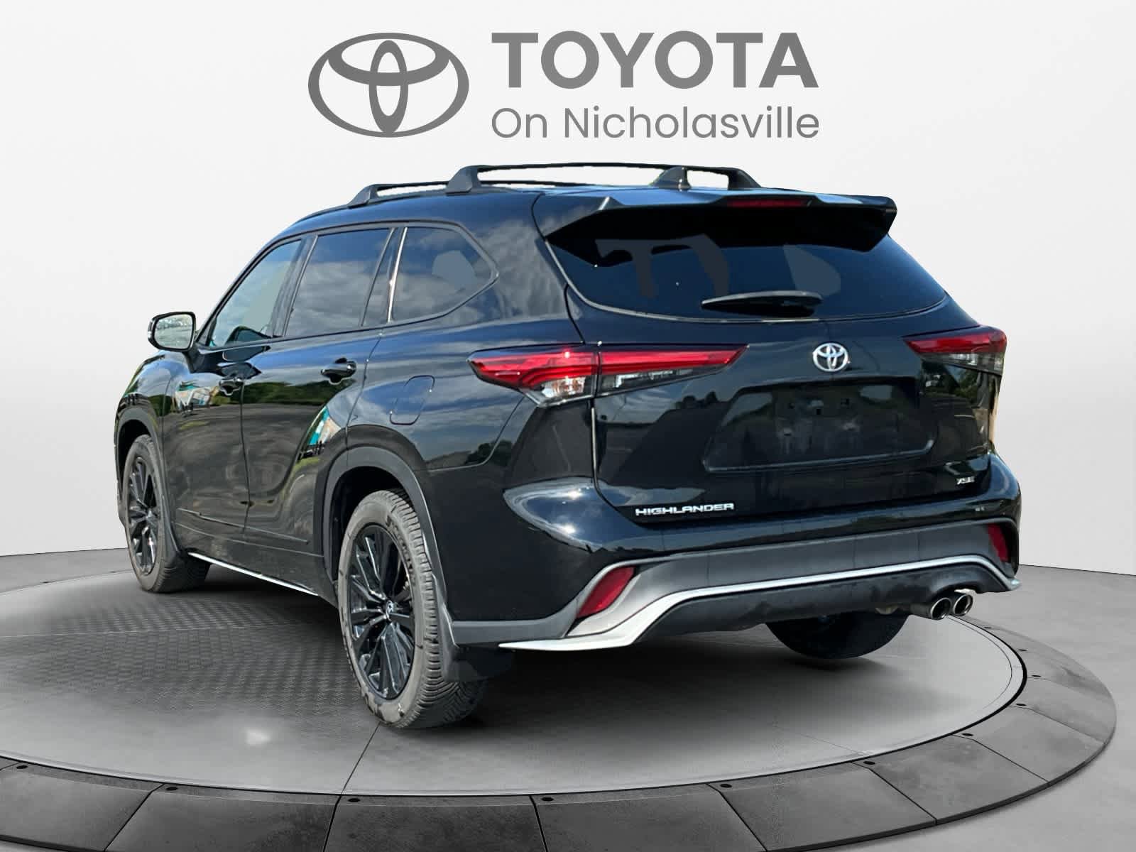 Used 2023 Toyota Highlander XSE FWD image 4