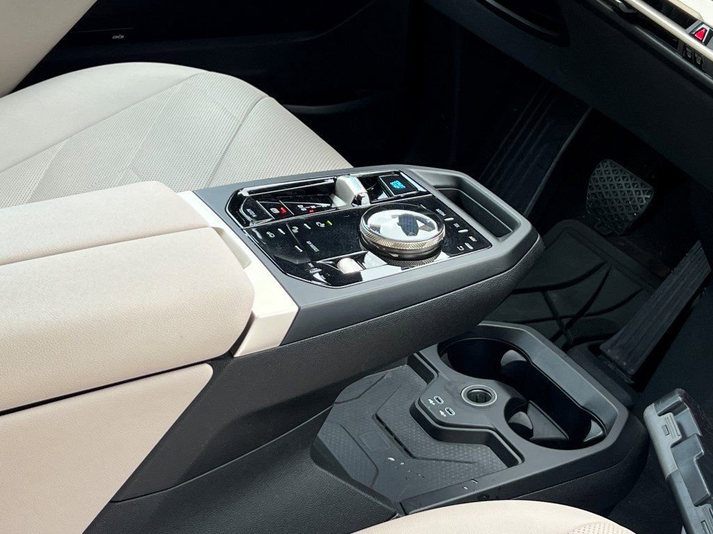 Used 2022 BMW iX xDrive50 w/ Convenience Package image 17