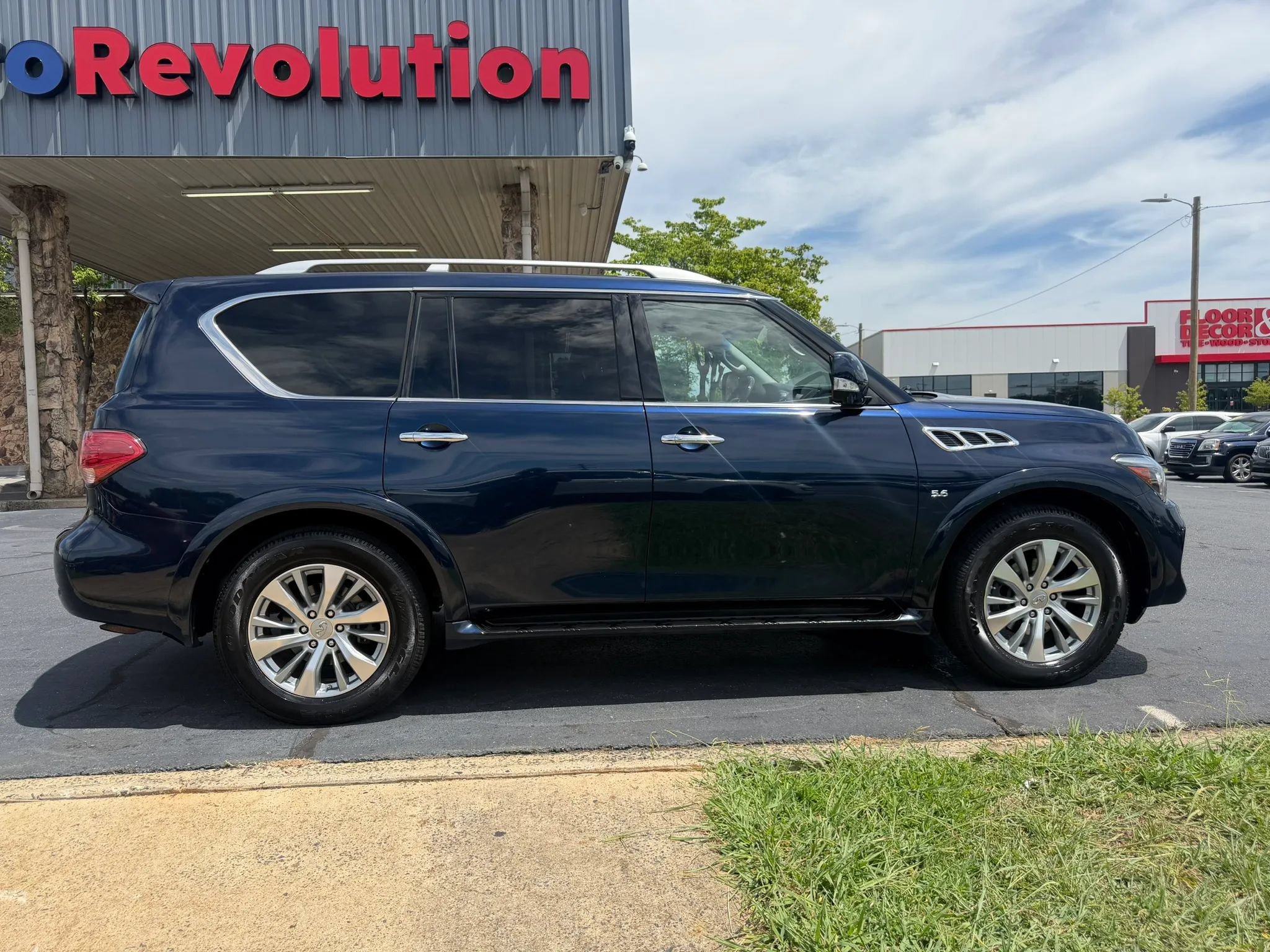 Used 2016 INFINITI QX80 4WD w/ Driver's Assistance Package image 8