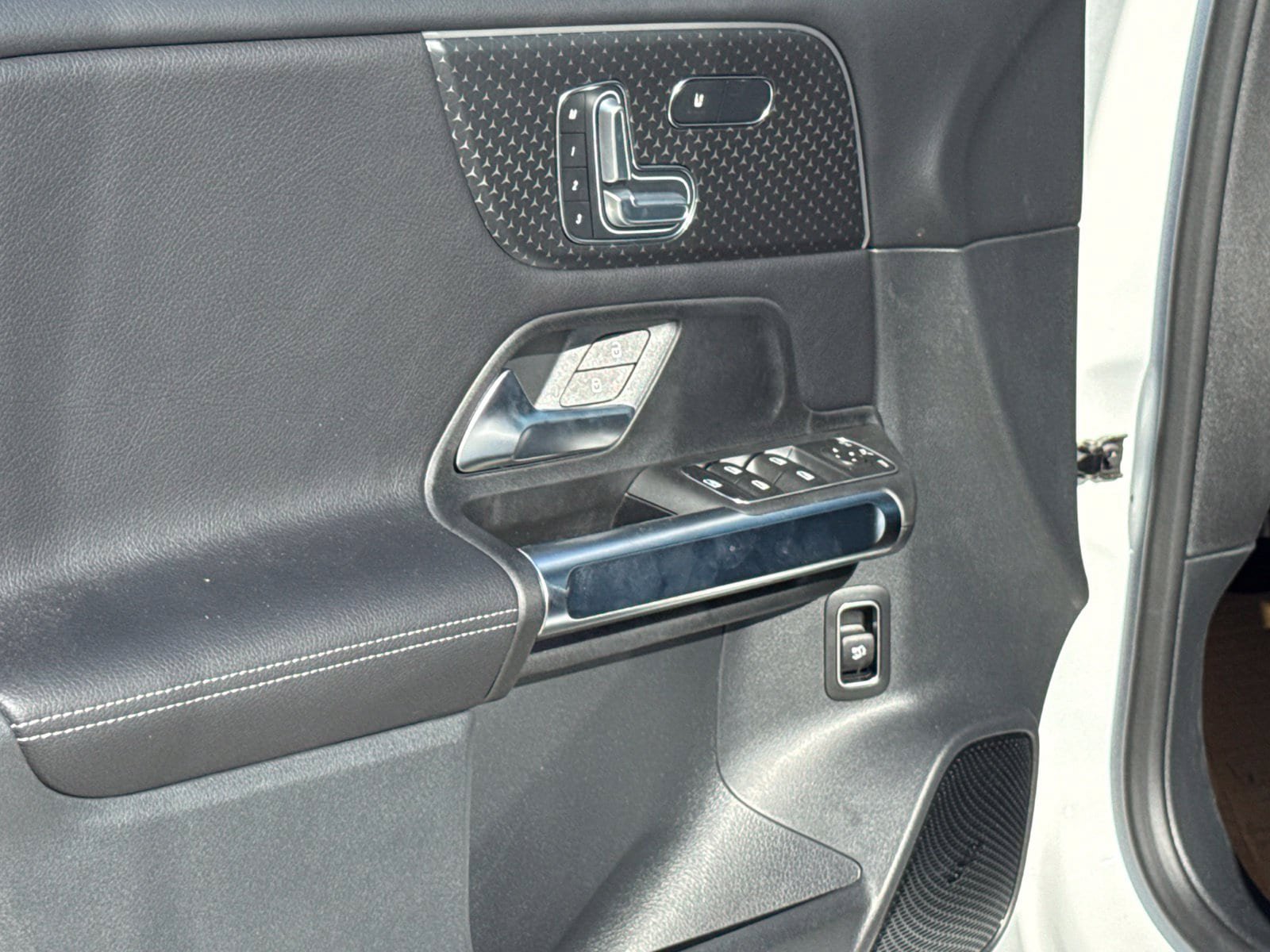 New 2026 Mercedes-Benz GLB 250 4MATIC image 15