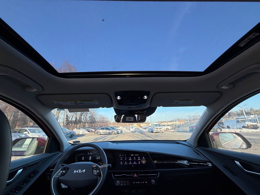 New 2025 Kia Niro SX Touring image 24