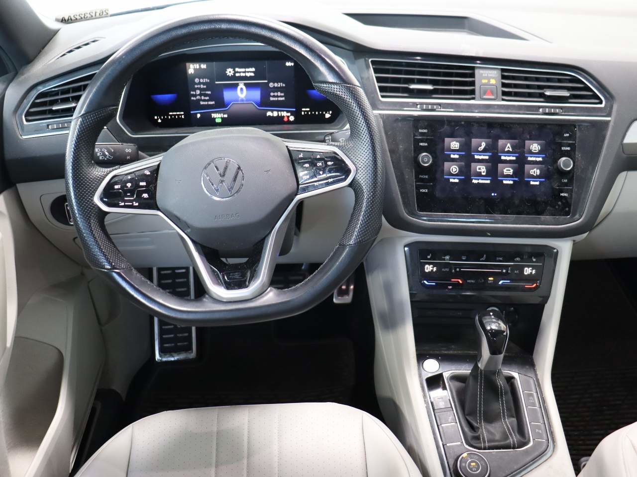 Used 2023 Volkswagen Tiguan SE R-Line image 11