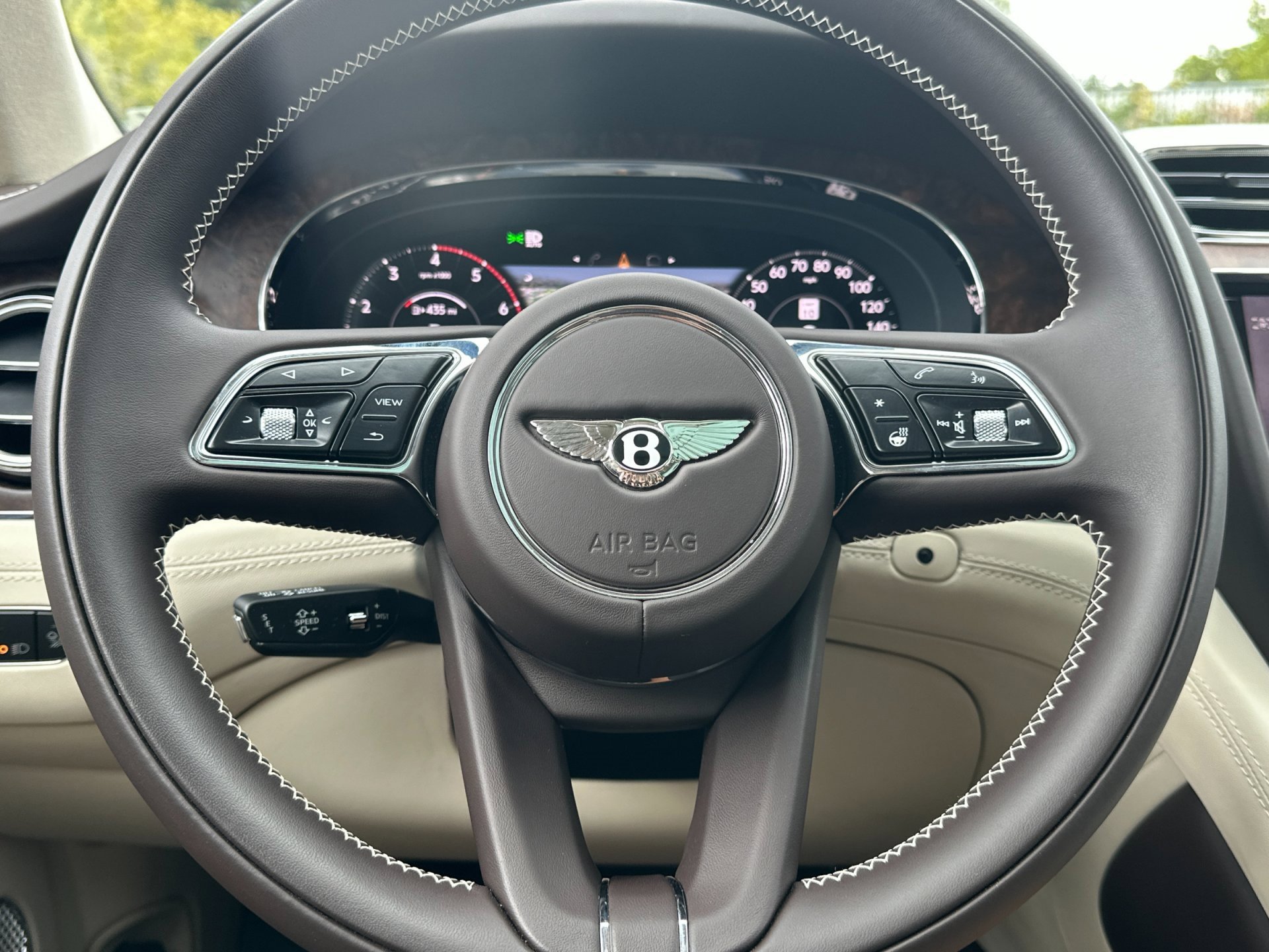 Used 2025 Bentley Bentayga image 27