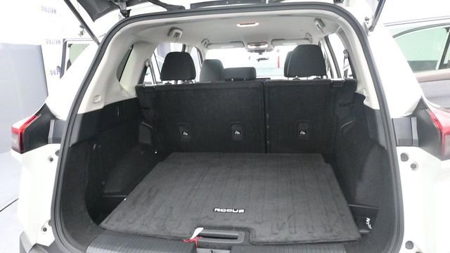 Used 2023 Nissan Rogue SV AWD/4WD image 17