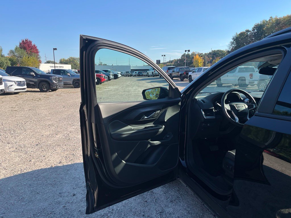 Used 2024 GMC Terrain SLE w/ Driver Convenience Package FWD image 16