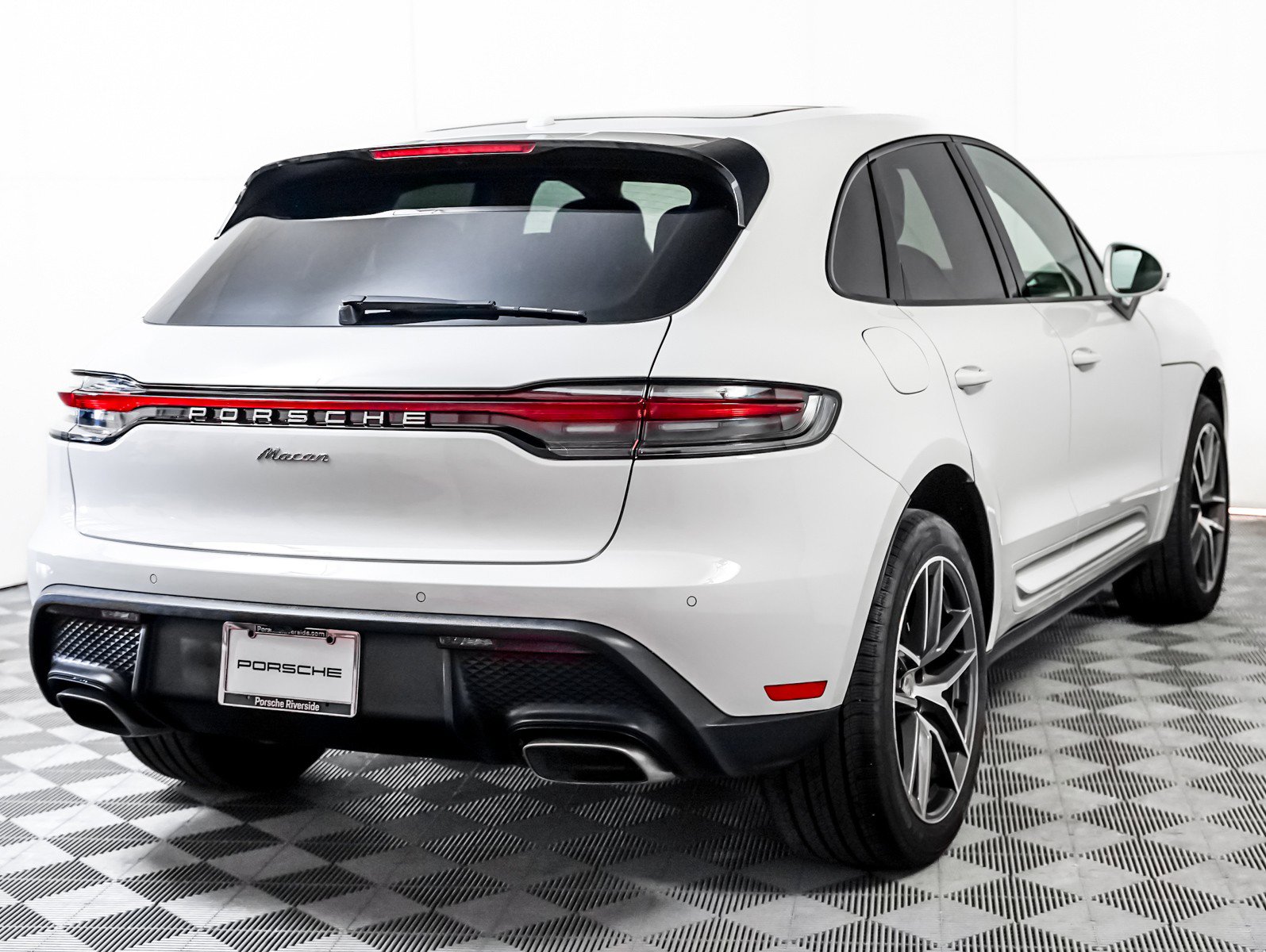 Certified 2025 Porsche Macan image 10