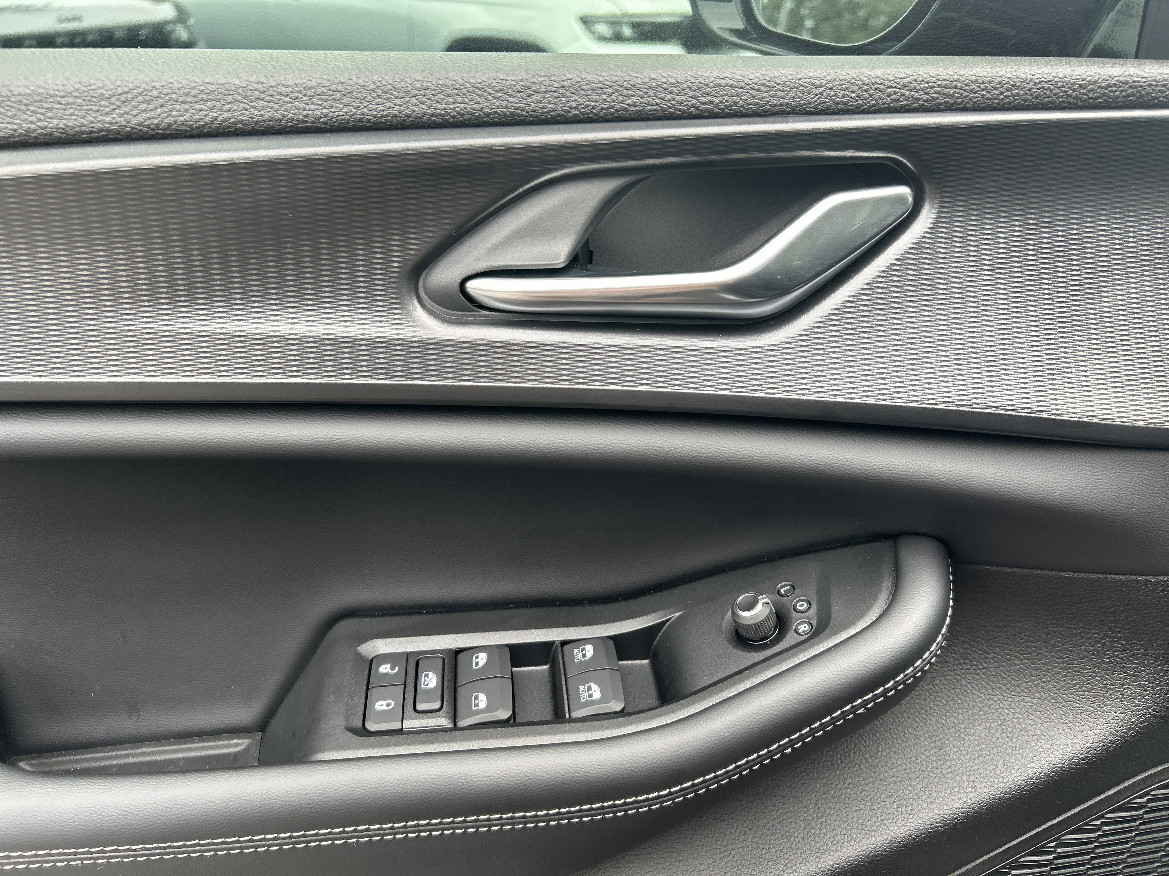 New 2025 Jeep Grand Cherokee Altitude image 12