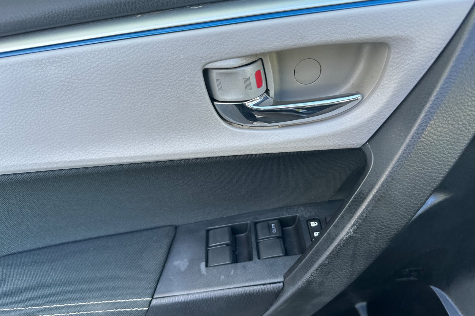 Used 2016 Toyota Corolla LE FWD image 17