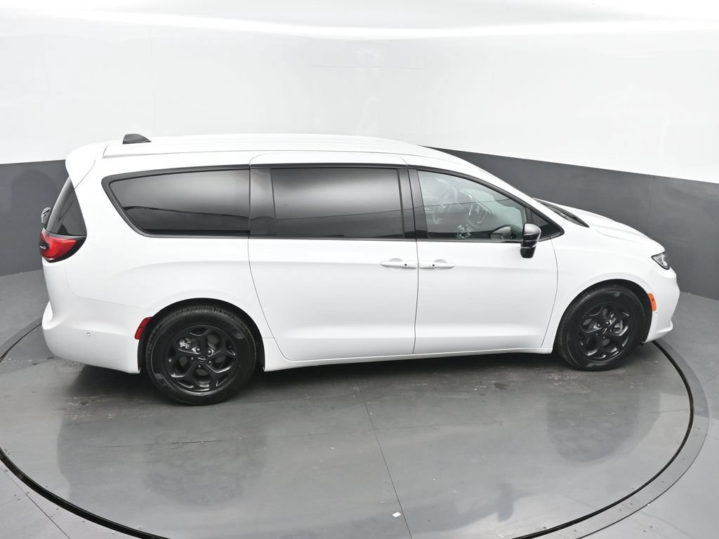 Used 2024 Chrysler Pacifica Limited FWD image 48