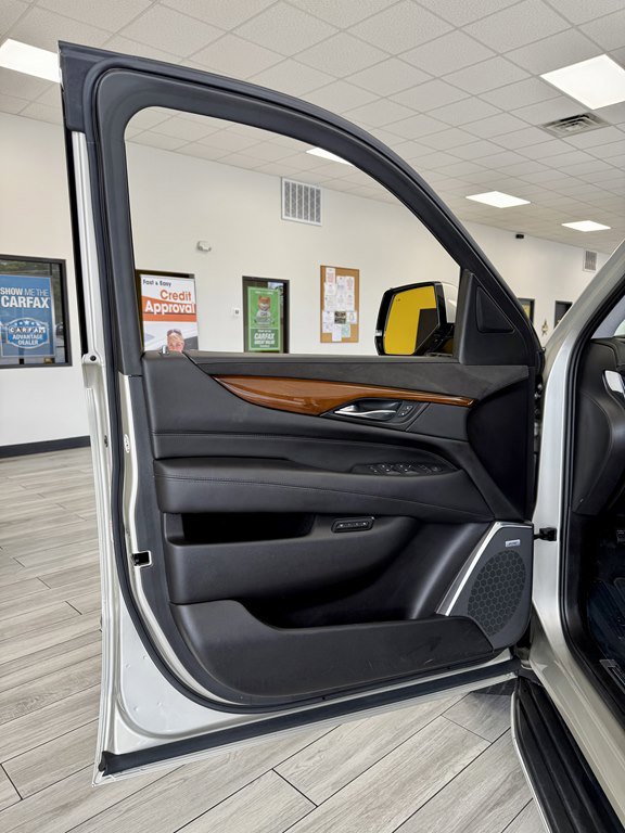 Used 2017 Cadillac Escalade Luxury AWD/4WD image 15